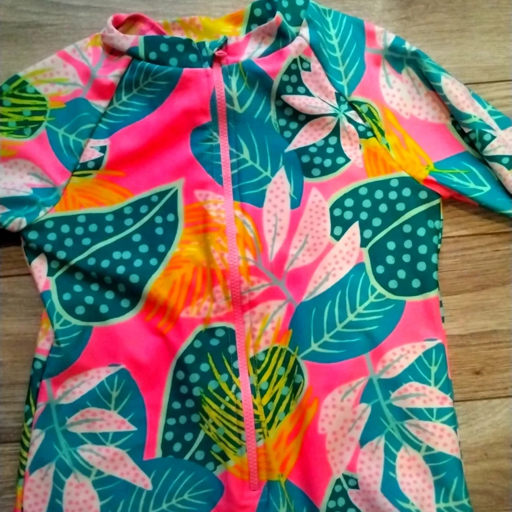 A neon swimsuit - Picture 4 of 4